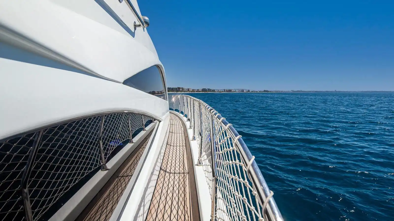 L ESTATE YACHT